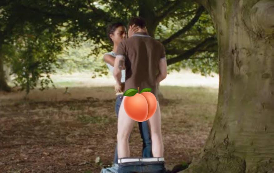 actor con pantalones abajo.