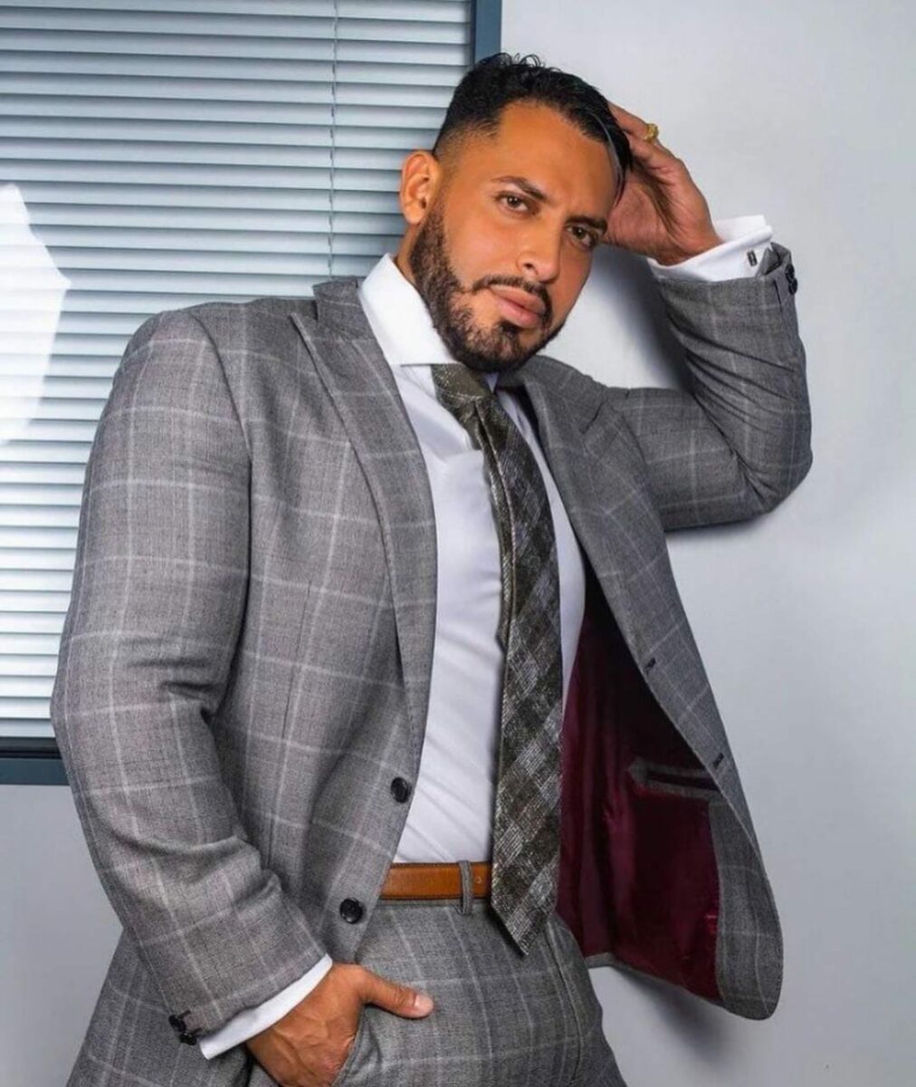 Viktor Rom en traje grs