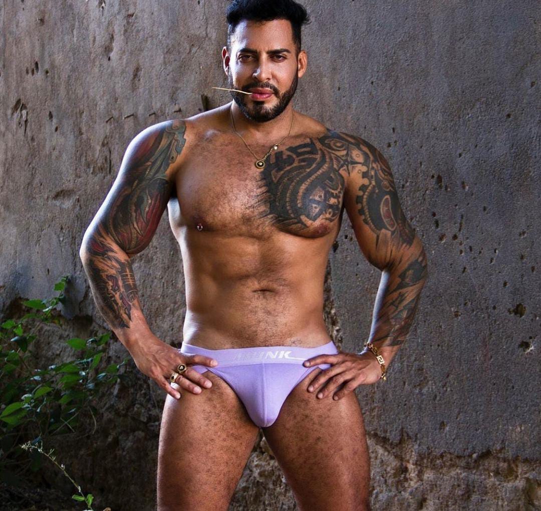 Viktor Rom actor de cine gay fotos en tanga