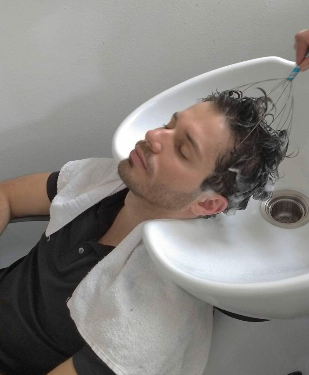 Masajeador de cabello hombre relajado