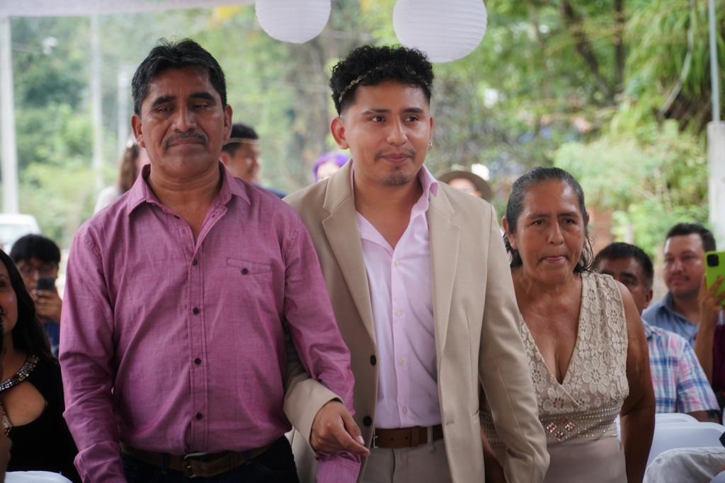 Adrián con su familia