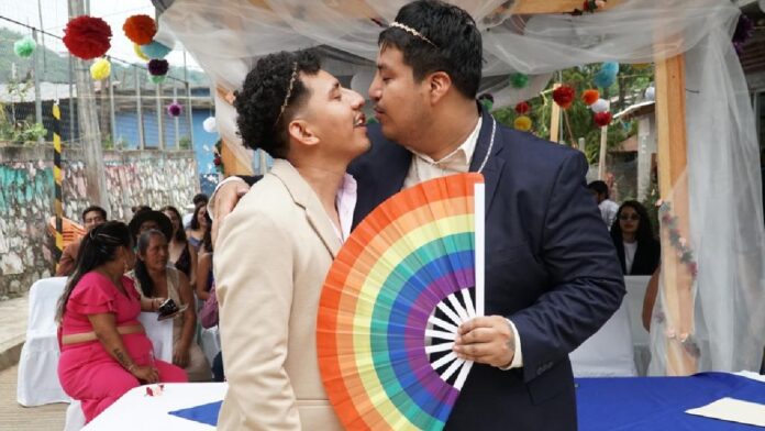 Adrian y Luis Fernando pareja gay primera boda comunidad mixe oaxaca Adrian y Luis Fernando pareja gay primera boda comunidad mixe oaxaca