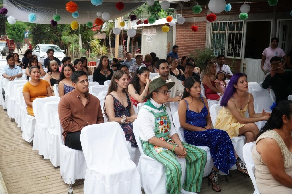 Amigos y familiares asistieron a la primera boda gay mixe