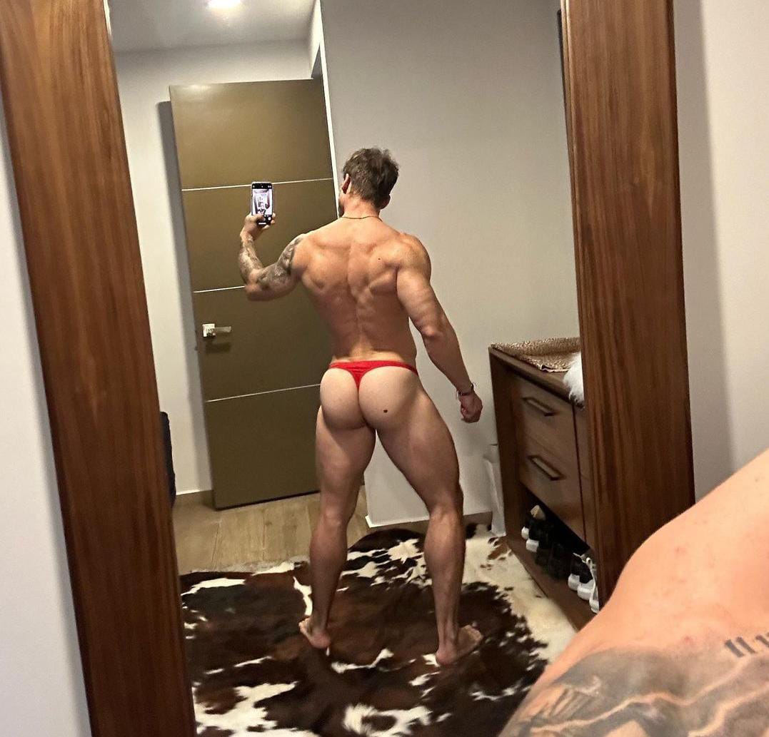 David Ortega foto en traje de baño trasero