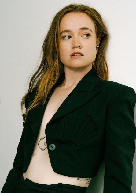 Liv Hewson no binarie