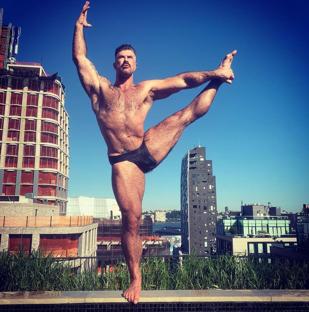 El actor es un bailarín profesional.