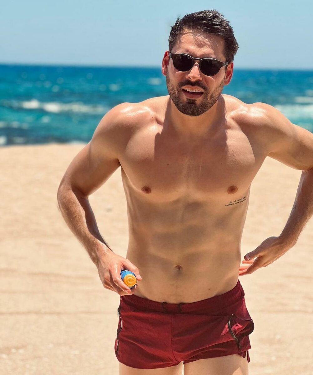 Alejandro Oliva actor en la playa actor de madre de alquiler