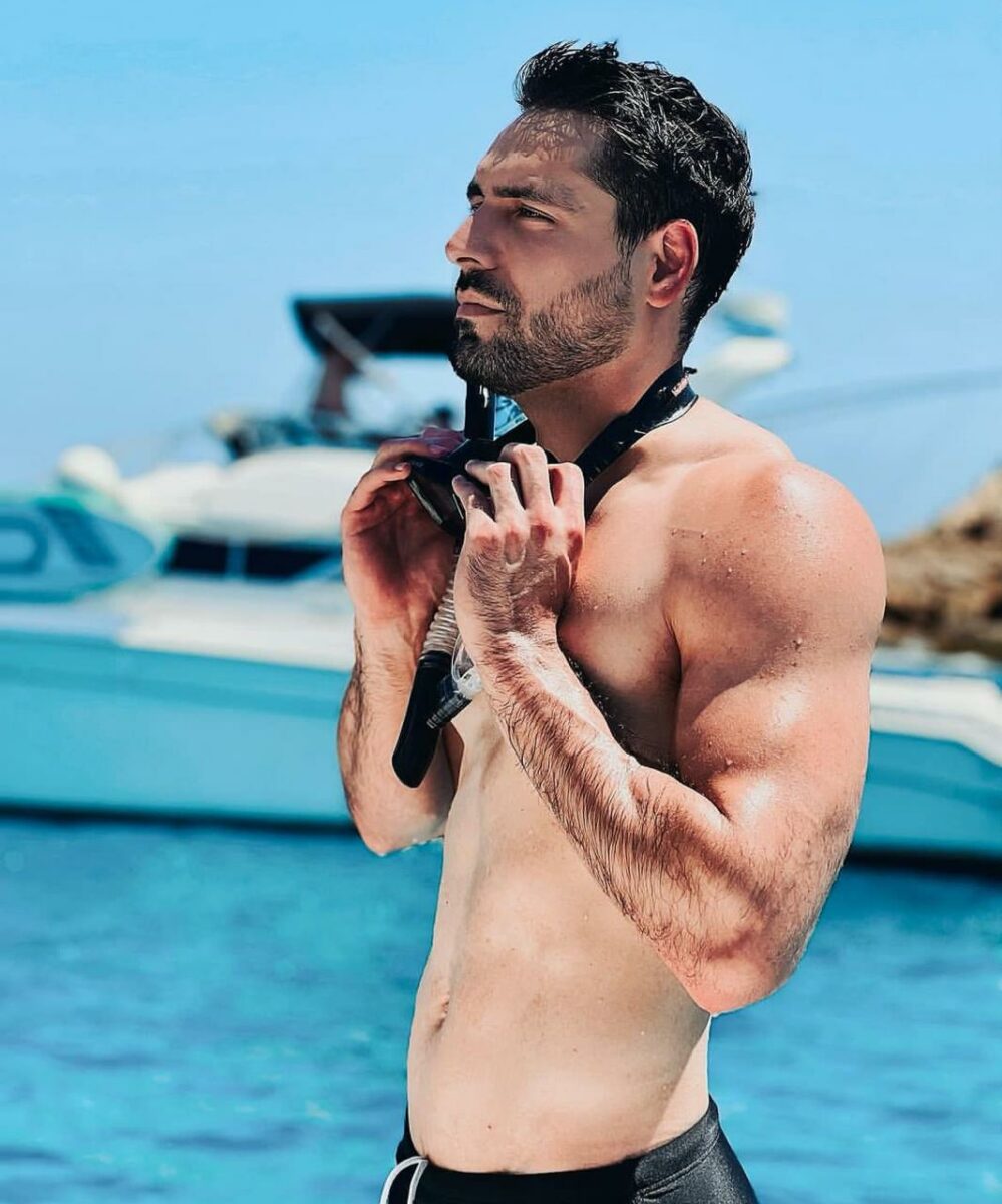 actor en la playa con esnórquel