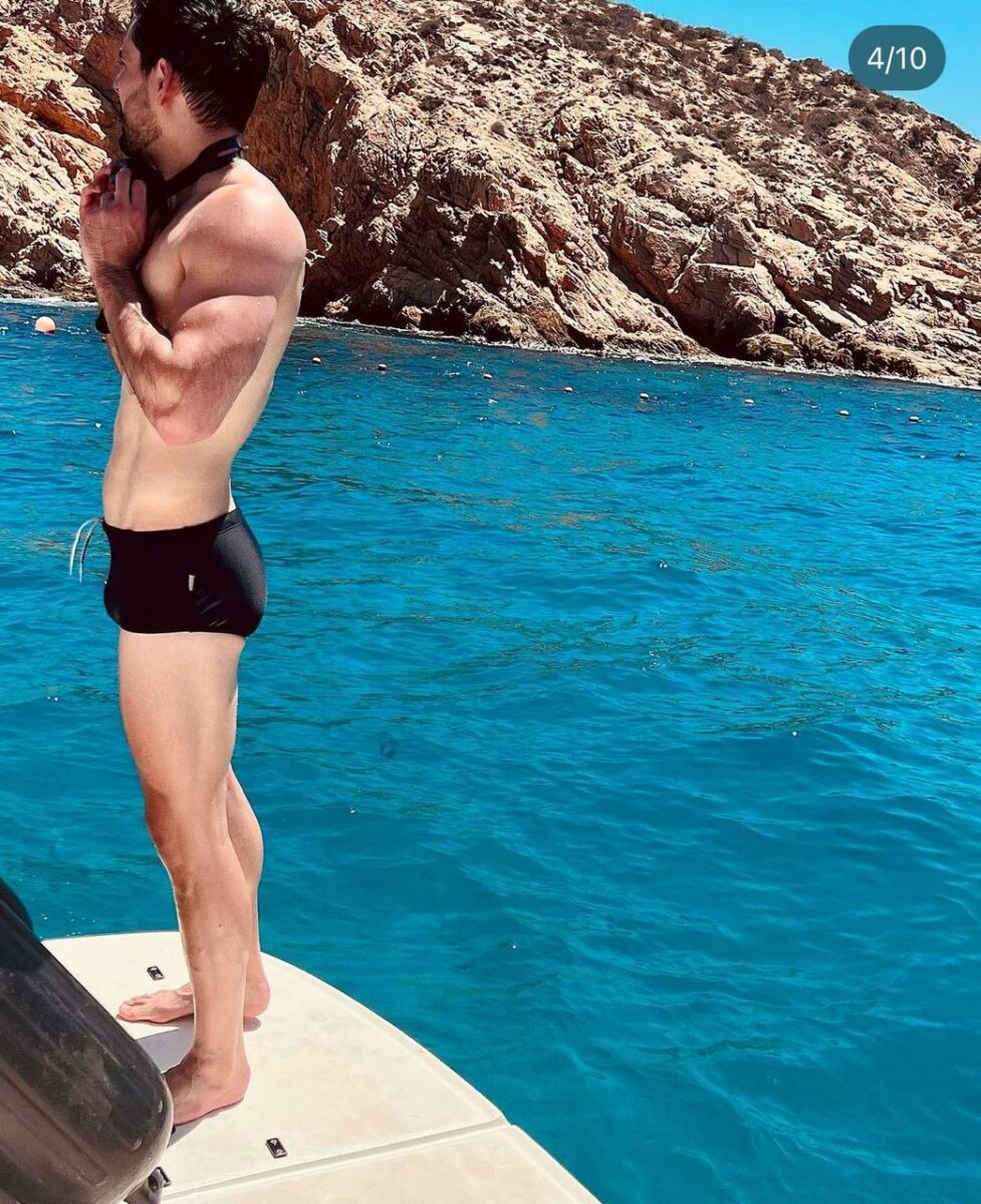 Alejandro Oliva fotos en Cabo San Lucas actor de madre de alquiler