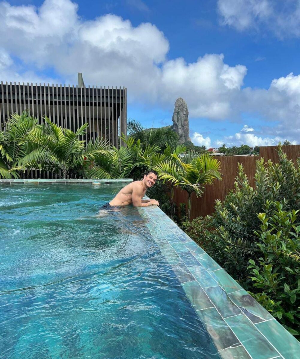 André Lamoglia actor de Élite en alberca