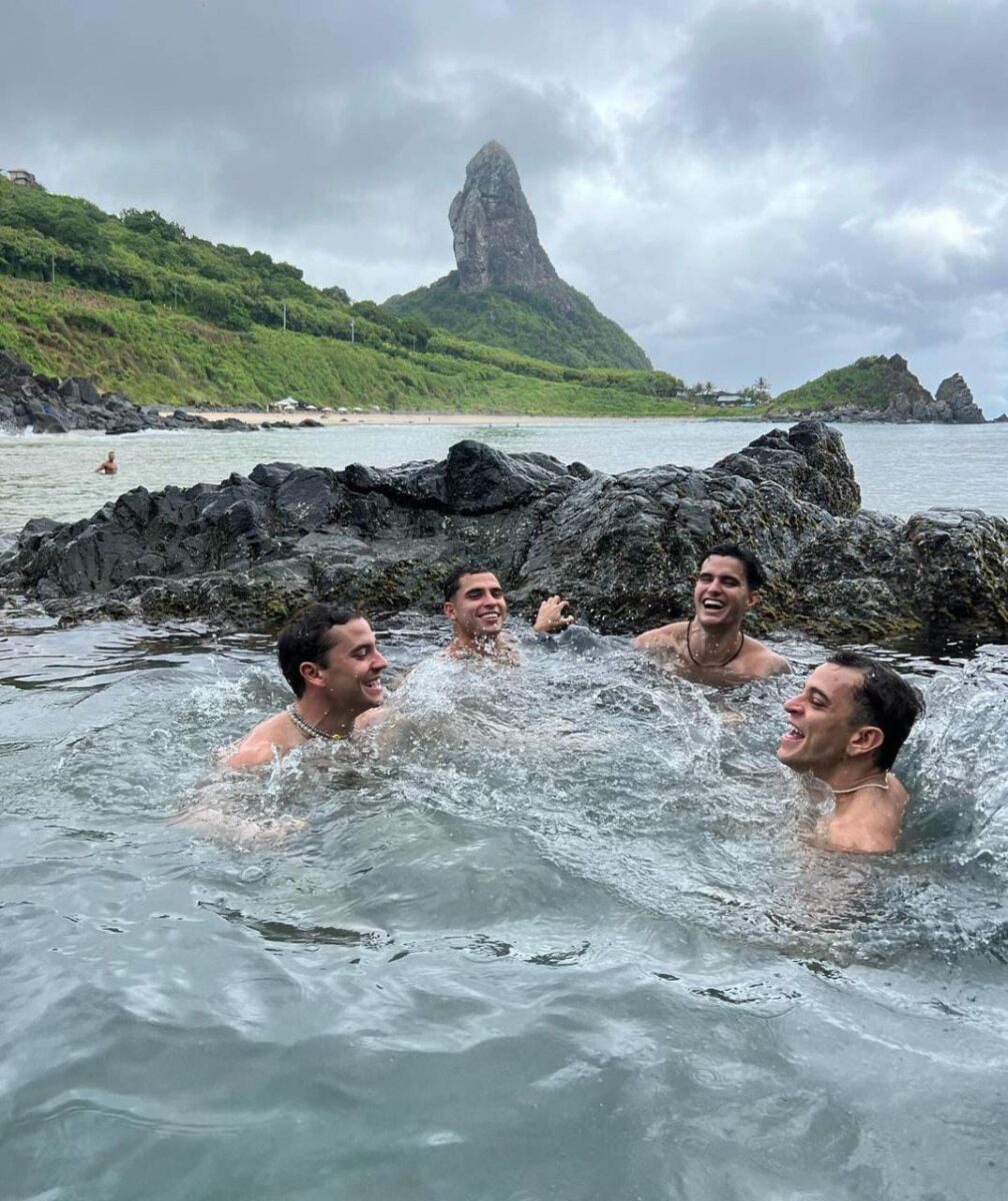 Actor con amigos en Brasil