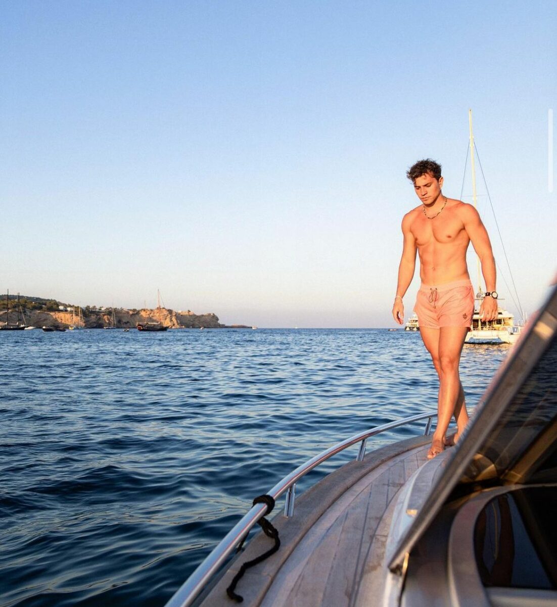 André Lamoglia fotos en Ibiza sin playera en traje de baño