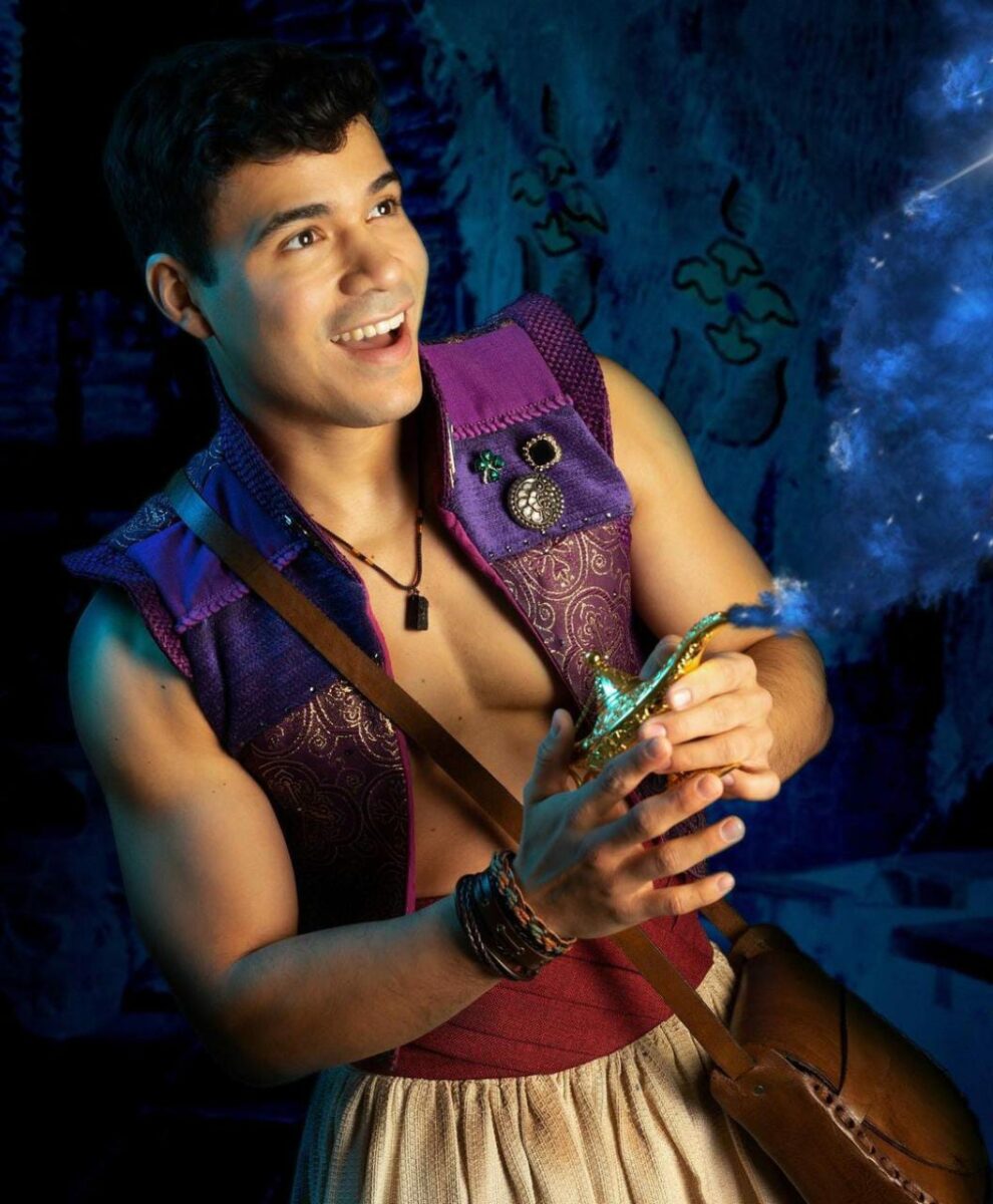 Andrés Gueda modelo vestido de Aladdín.