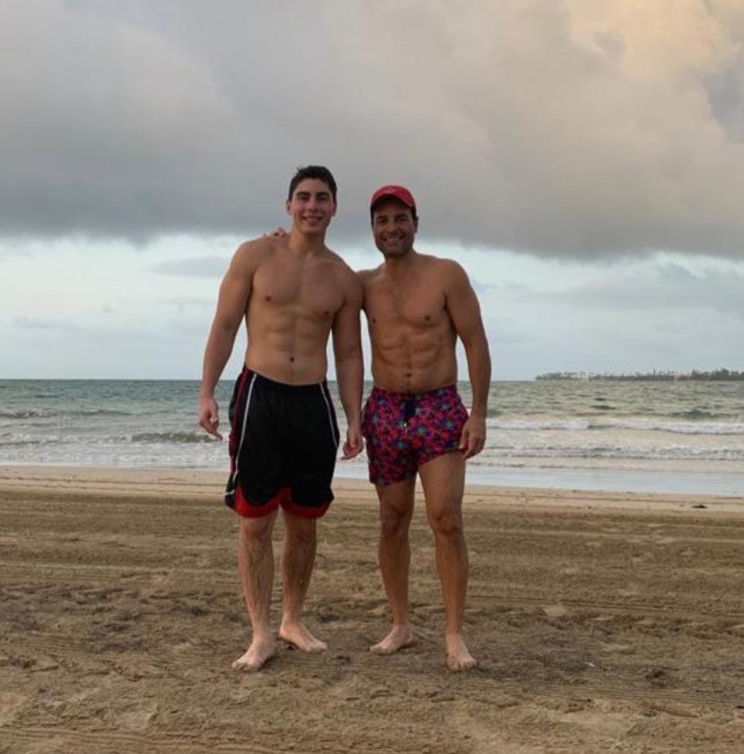 Chayanne y Lorenzo figueroa hijo en la playa