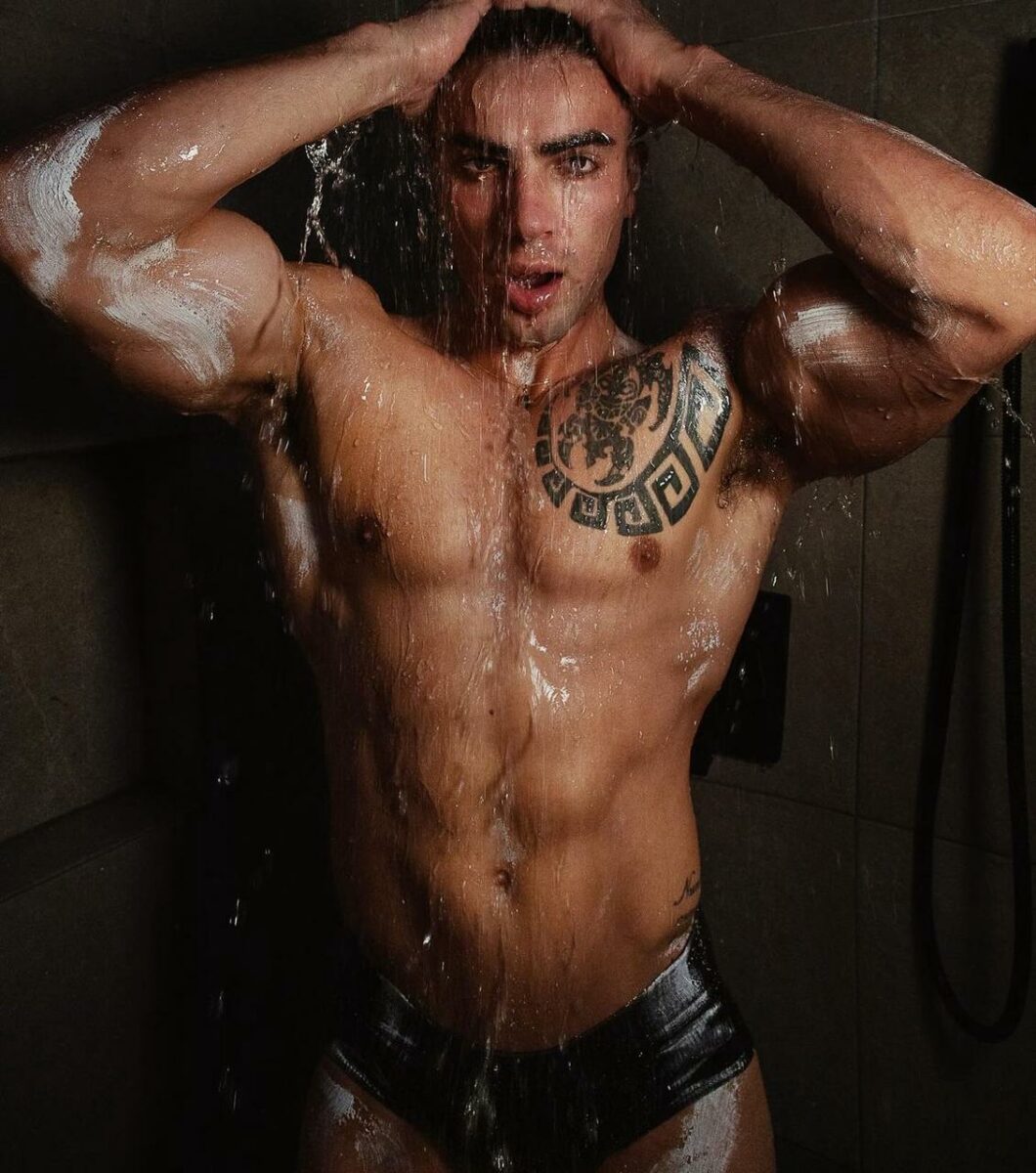 Daniel montoya famosos fotos en el baño regadera