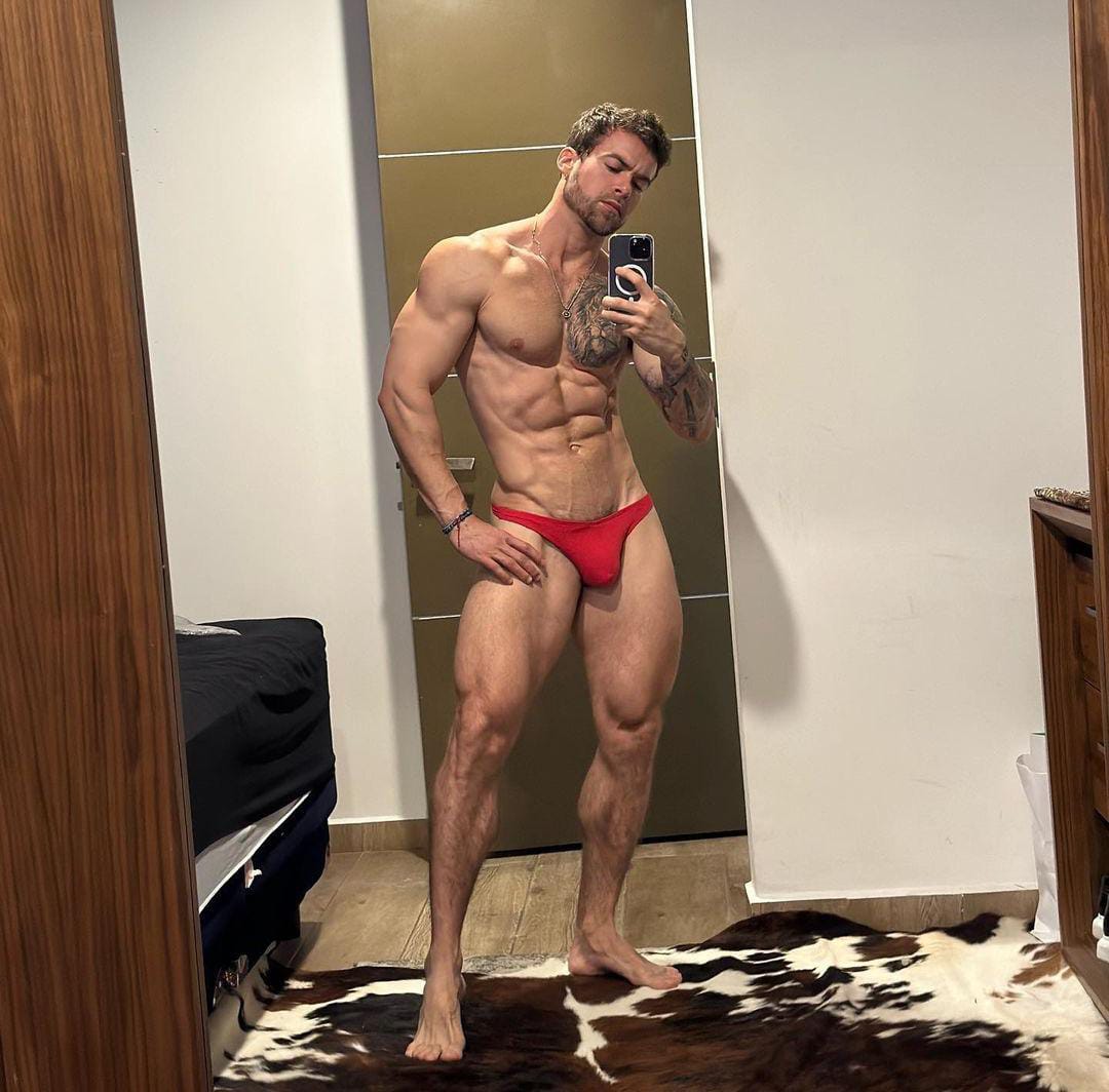 David Ortega en traje de baño rojo.