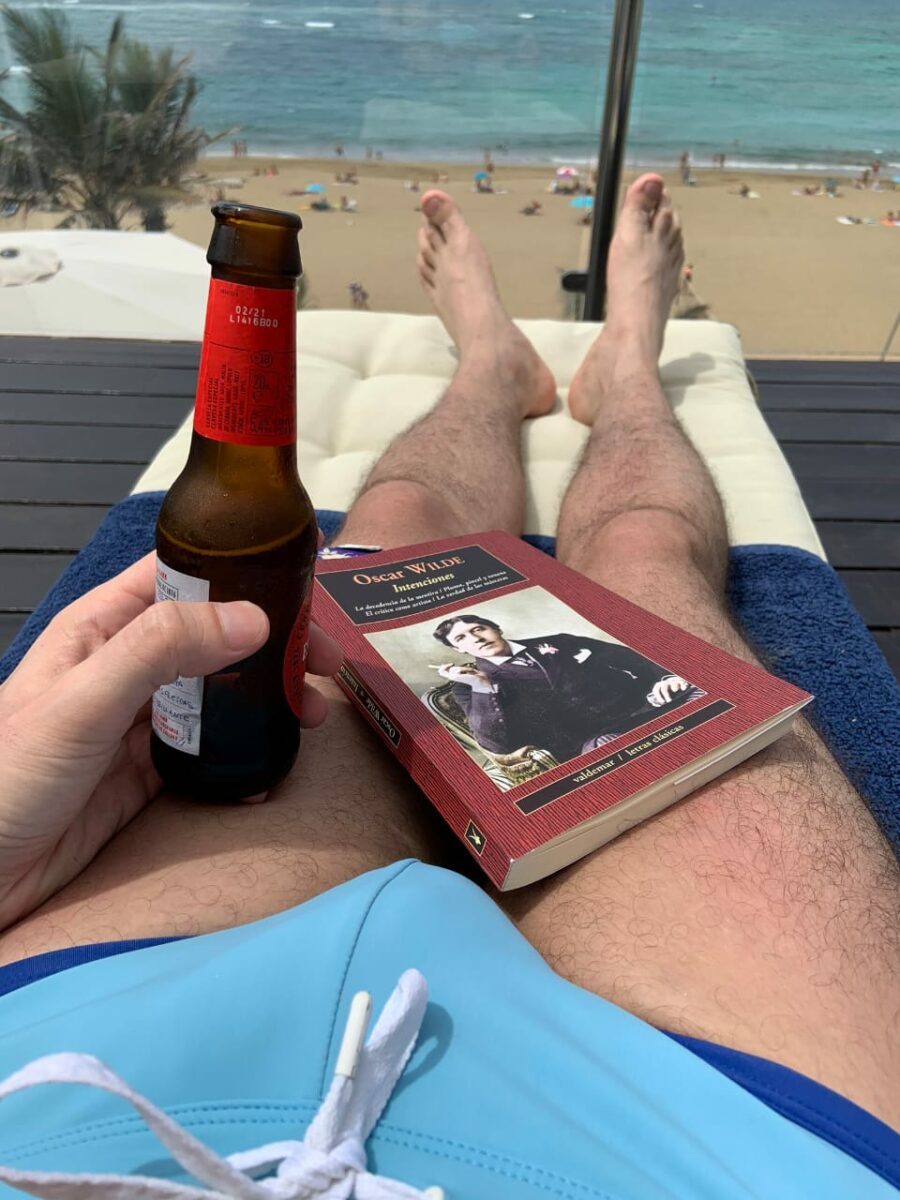 actor con libro de Oscar Wilde