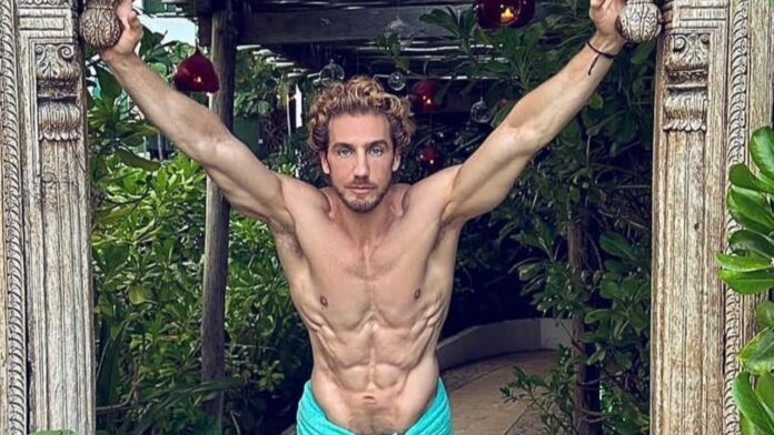 Eugenio Siller riviera maya fotos playa mexicana cancún jardín sin playera