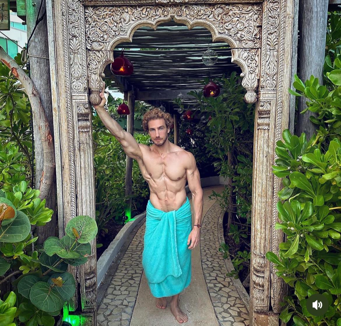 Eugenio Siller en un jardín de Cancún.