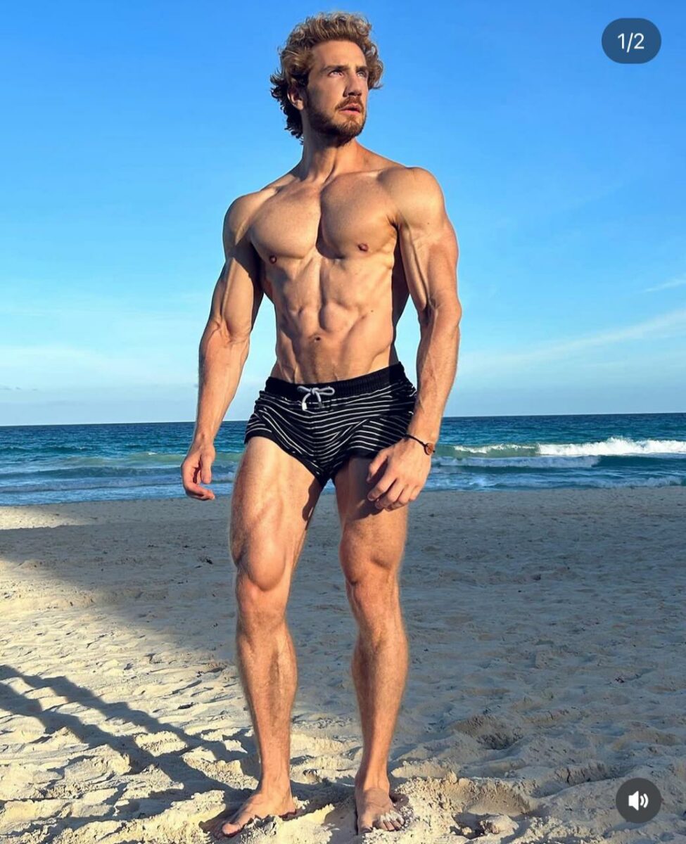 Actor en la playa cancún