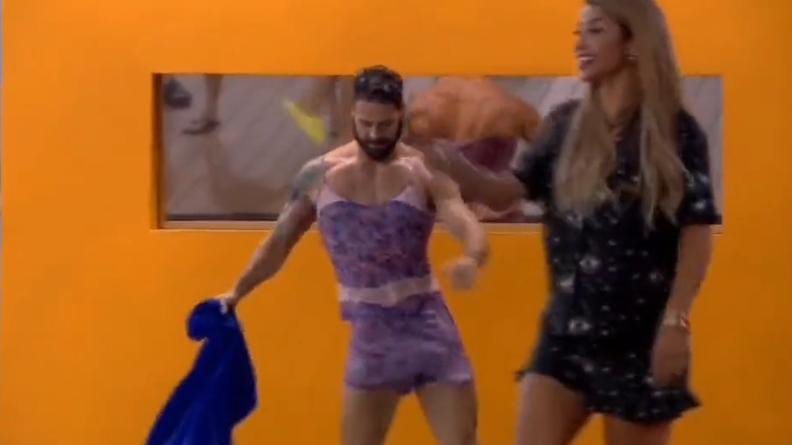 Actor en vestido de Wendy Guevara