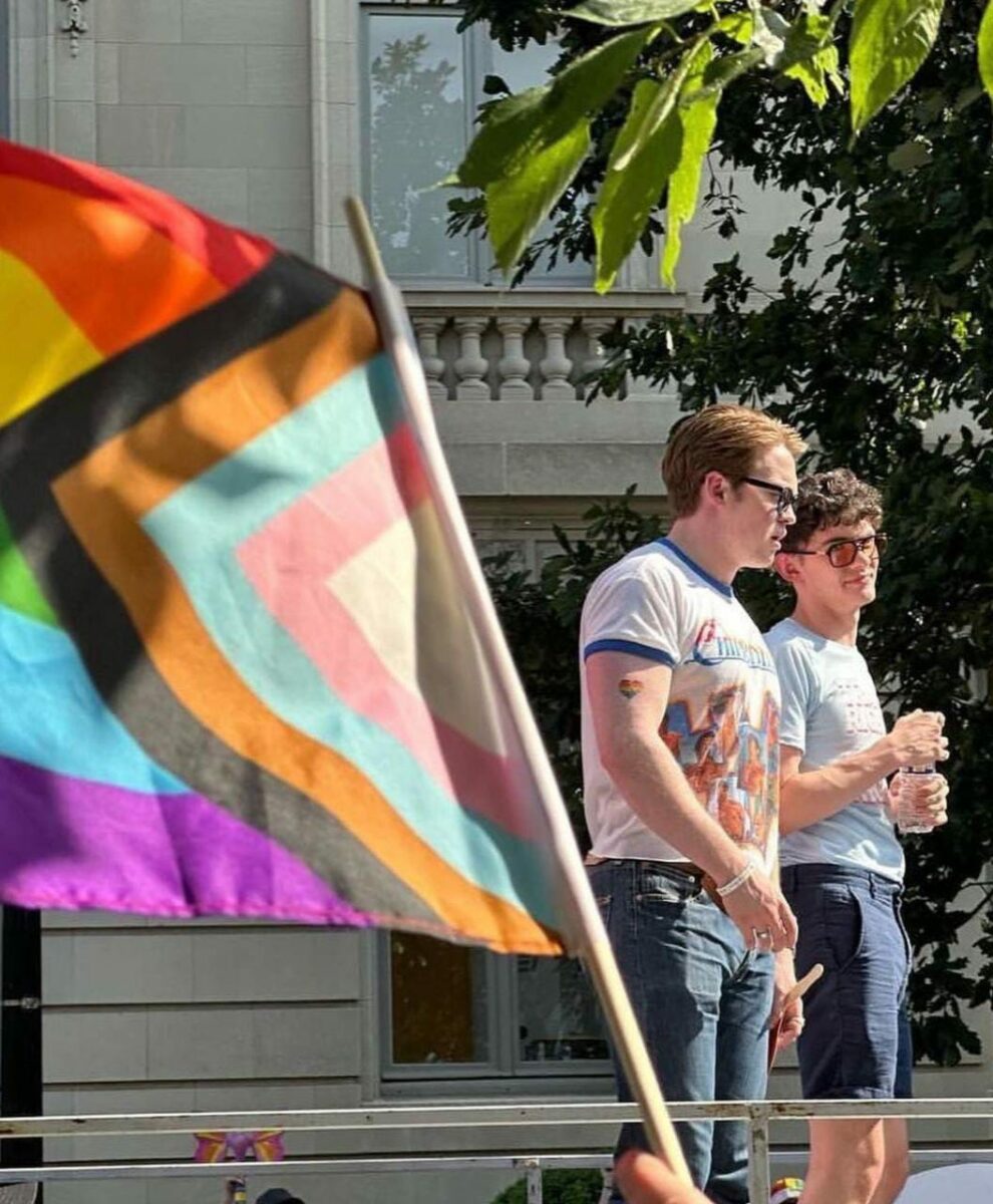 Kit Connor y Joe Locke en la marcha del orgullo LGBT+ en Washington.