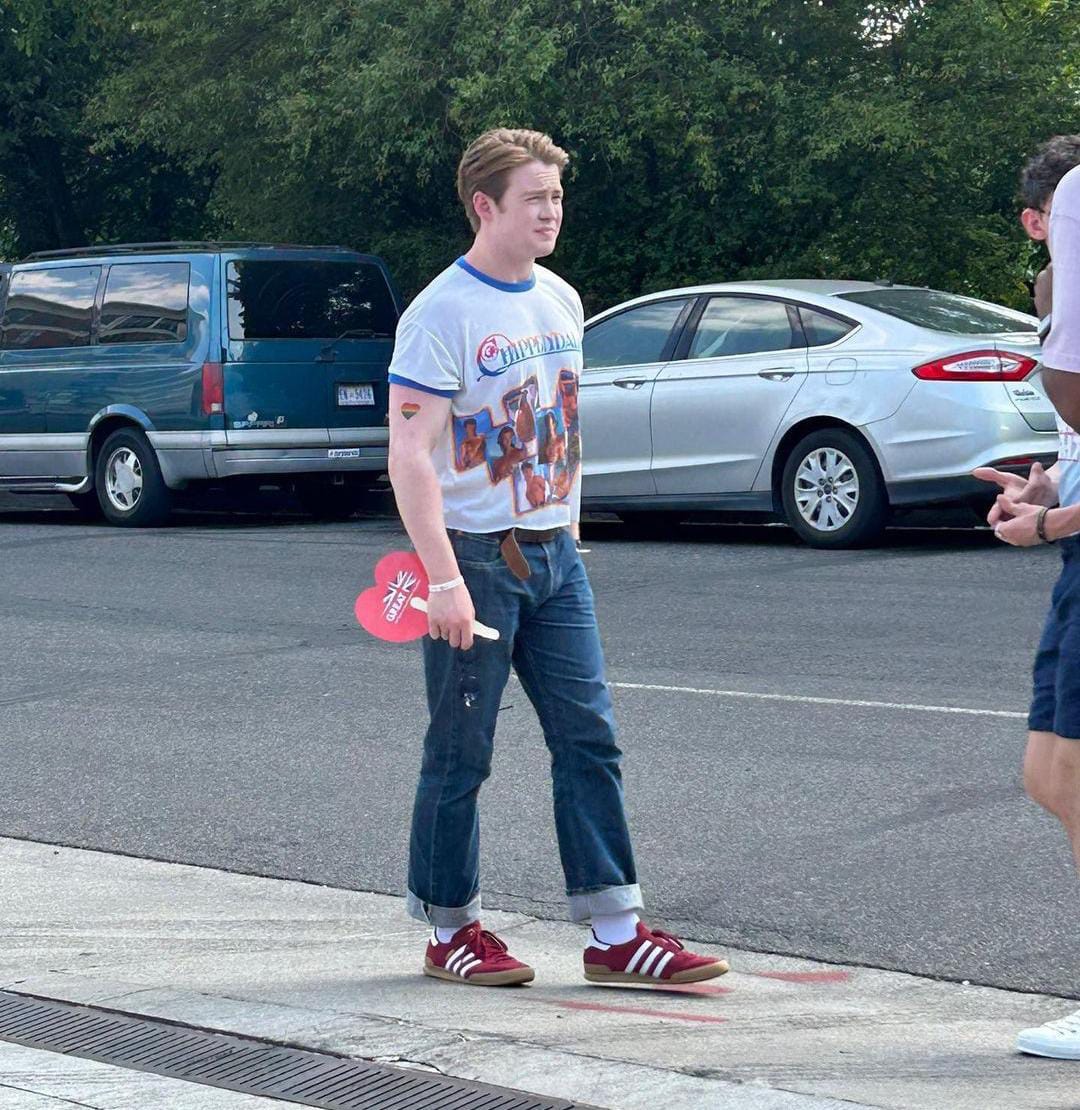 Kit Connor caminando en Marcha del Orgullo LGBT+ de Washington. 