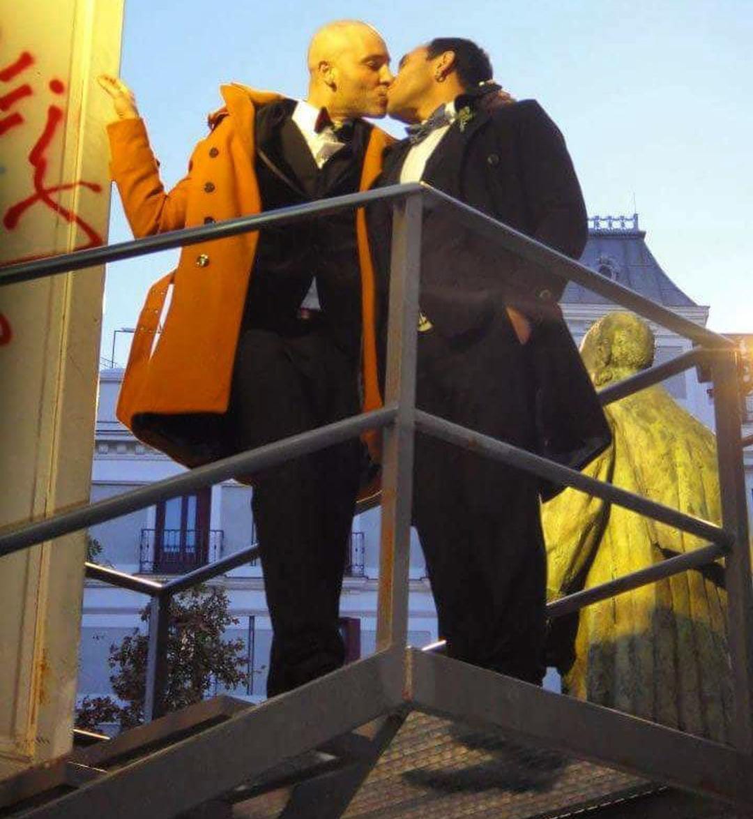 Óscar Ramírez beso esposo