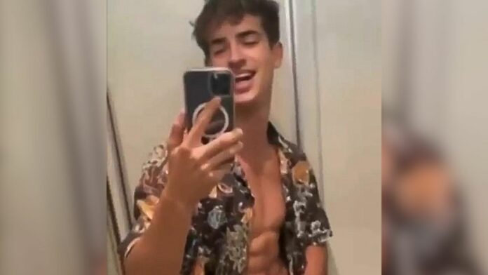 Manu Ríos Fernández video explícito avión