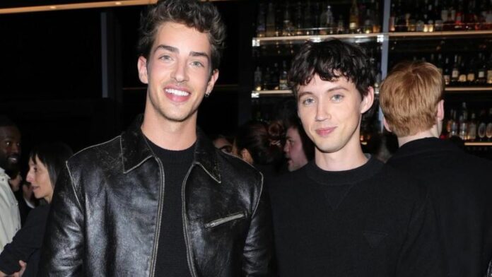 manu-rios-troye-sivan-2024-cena-italia-relacion-entre-actor-cantante-gay Troye Sivan y Manu Ríos en desfile de Prada relación actor cantante gay