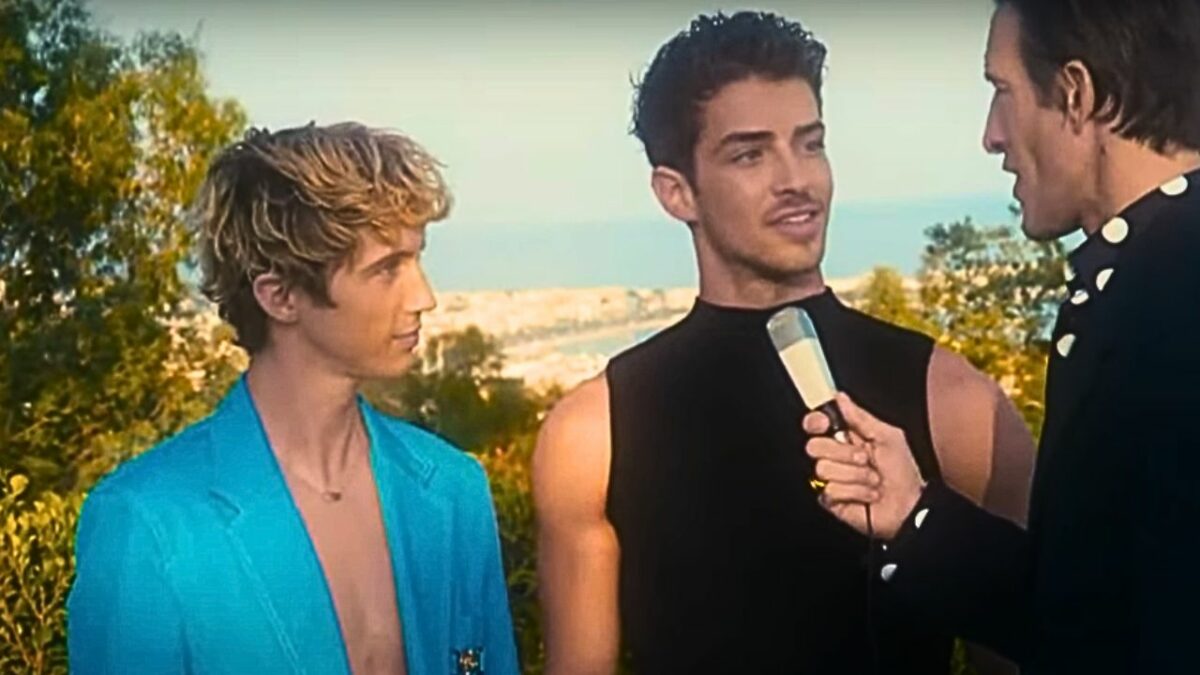 Troye Sivan y Manu Ríos en desfile de Versace.