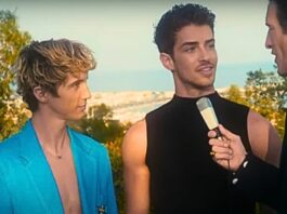 Troye Sivan y Manu Ríos en desfile de Versace.