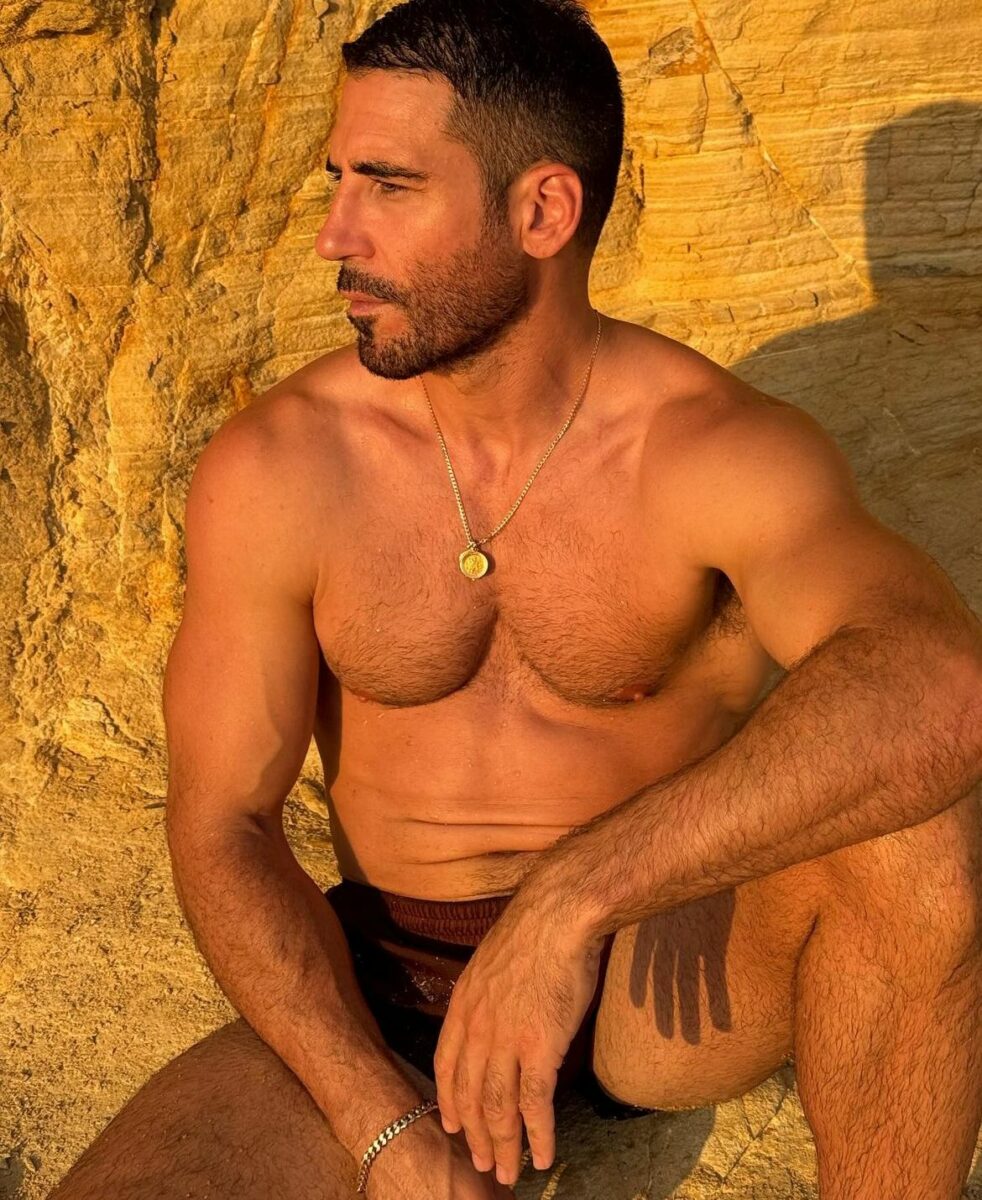 Miguel Ángel Silvestre en traje de baño