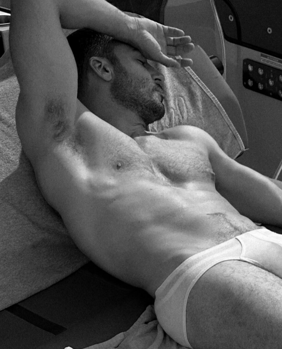 Miguel Ángel Silvestre actor en calzones