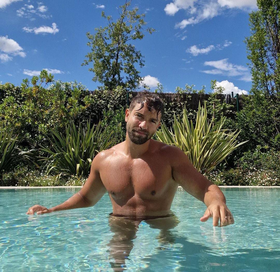 Pablo Alborán alberca foto sin playera