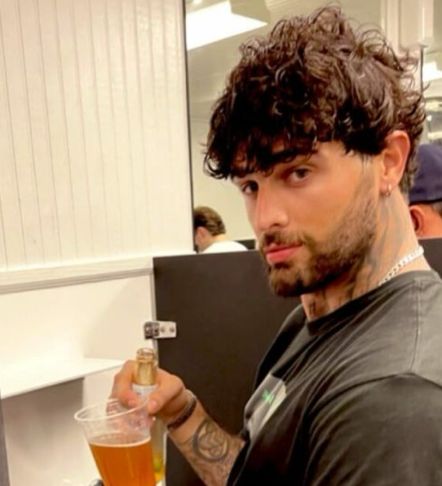 Fidel Pipo SojMani actor con cerveza