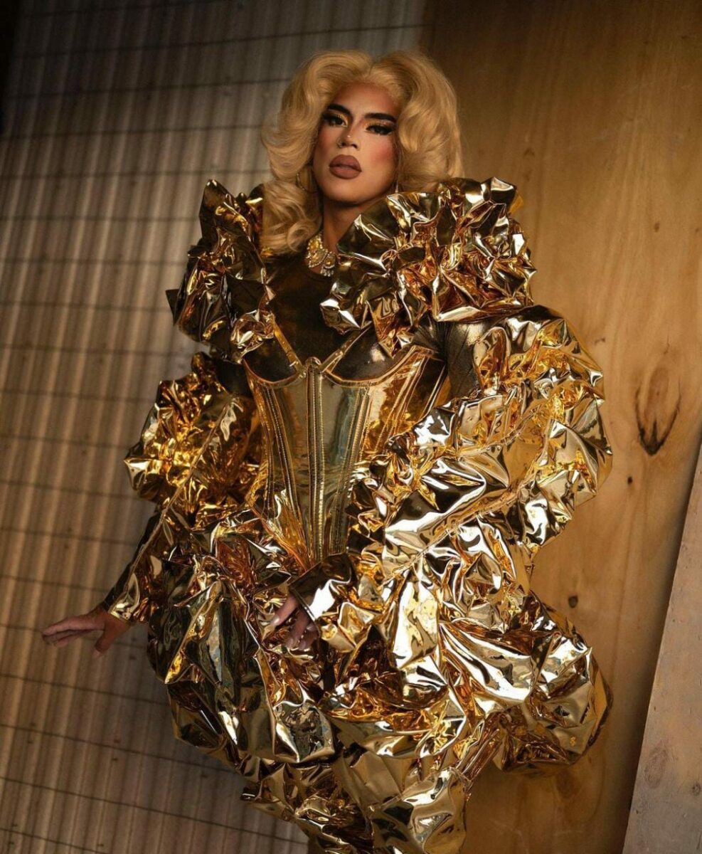 artista en vestuario dorado