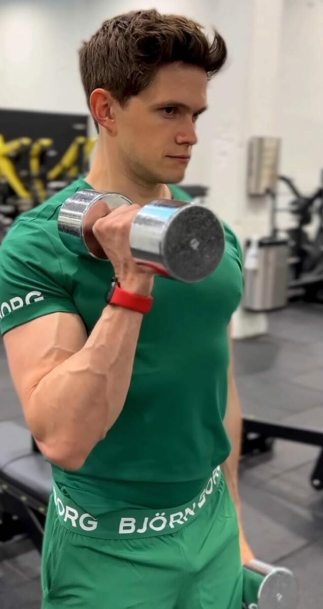 Actor de película gay Firebird haciendo ejercicio en gimnasio