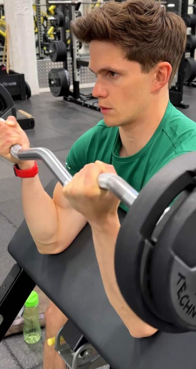 Tom Prior actor en el gimnasio haciendo ejercicio.