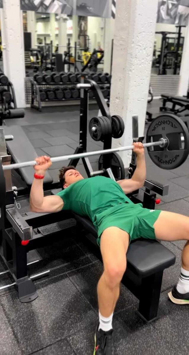 Tom Prior actor ejercitándose