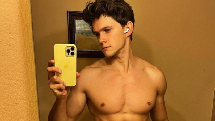 Tom Prior pectorales pecho rutina actor de Firebird