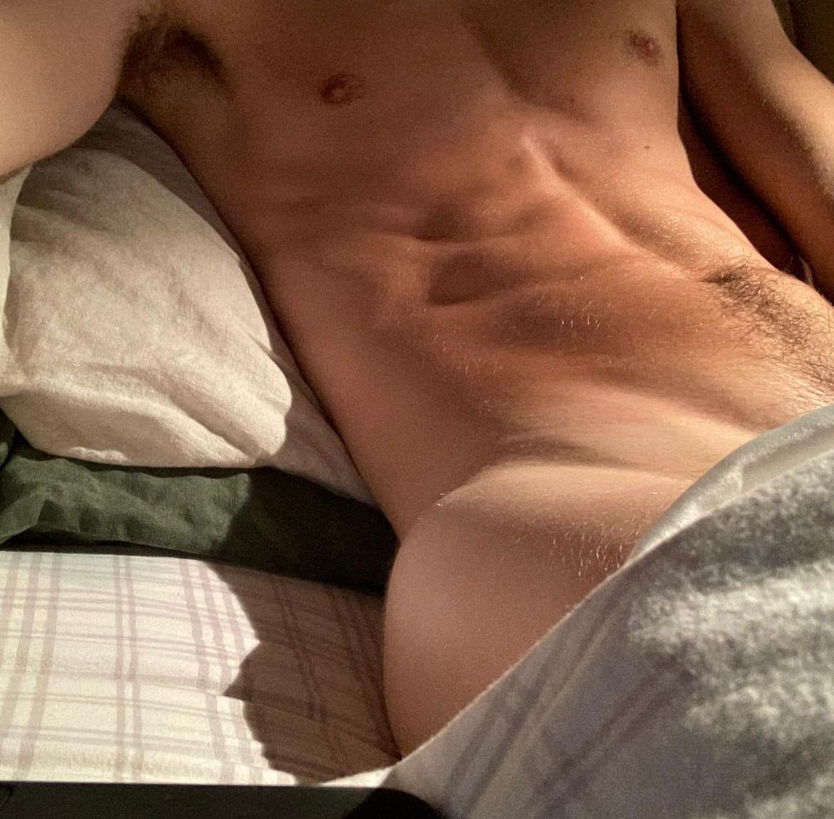 Troye Sivan foto en cama sin ropa