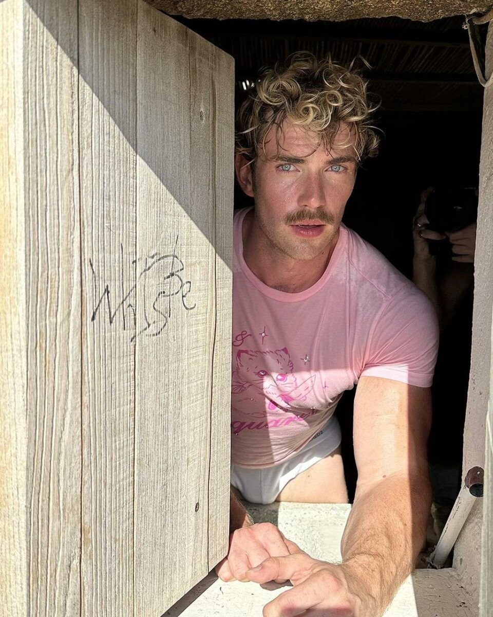 Zane Phillips en ropa interior blanca