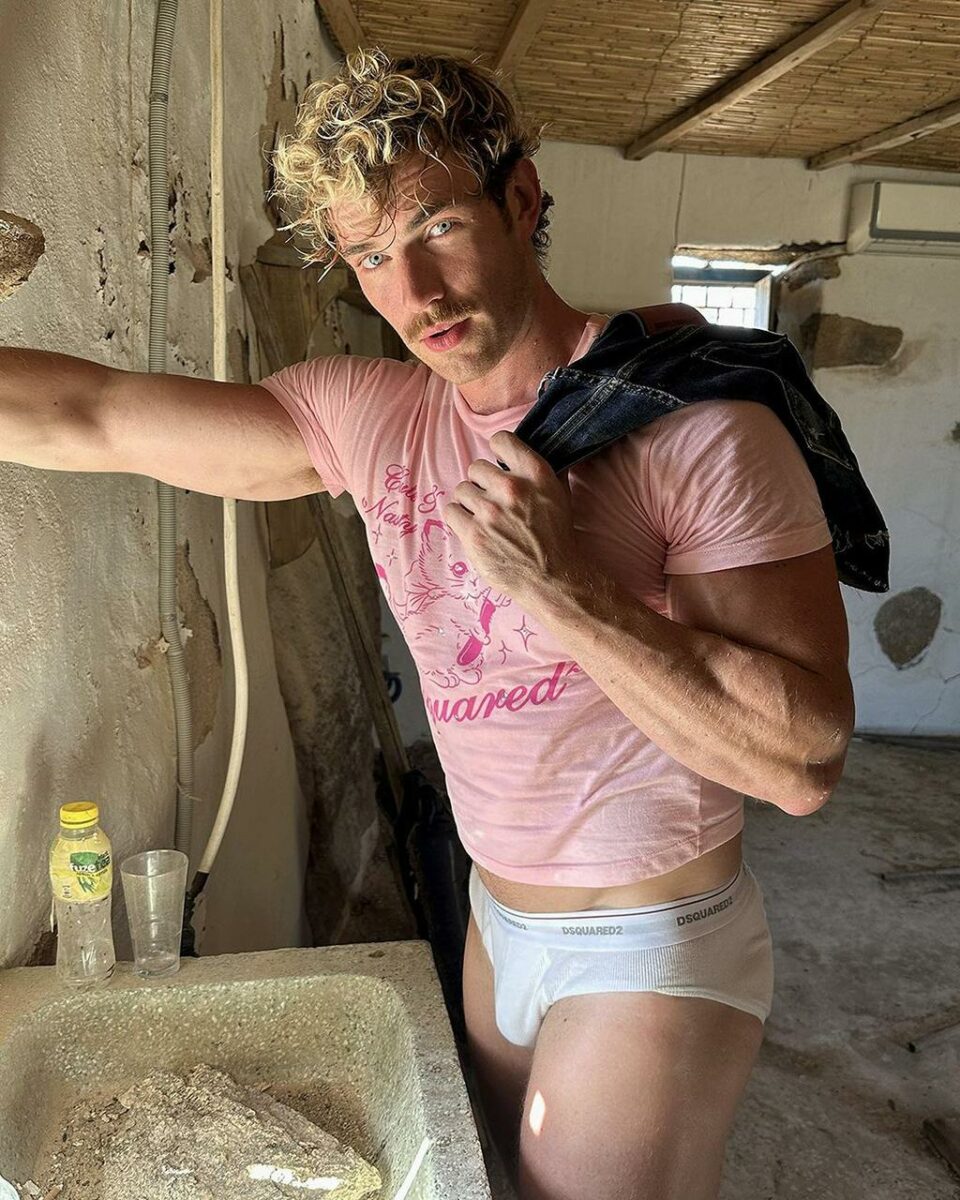 Actor con playera rosa y calzones blancos