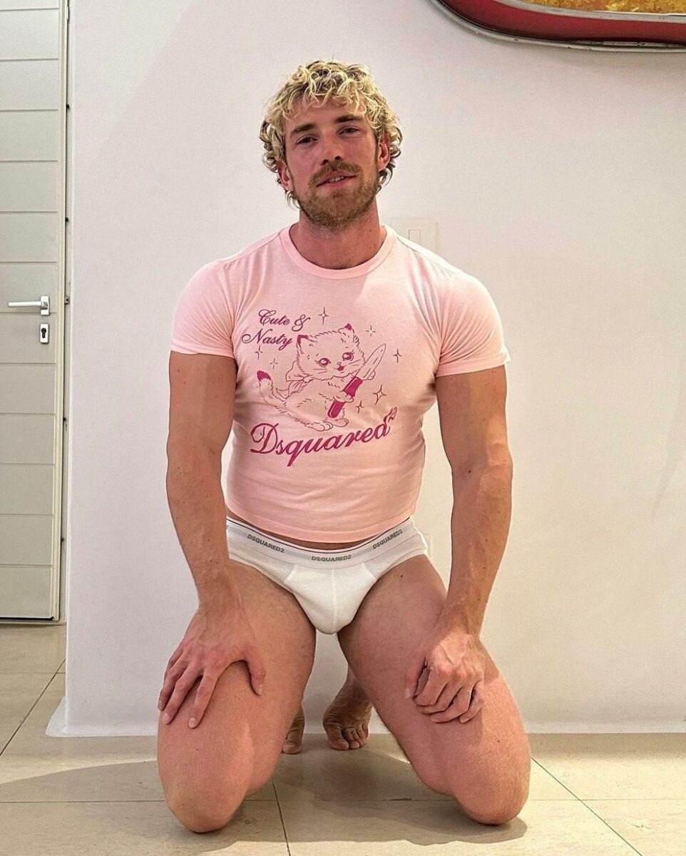 Actor con calzones blancos y playera rosa