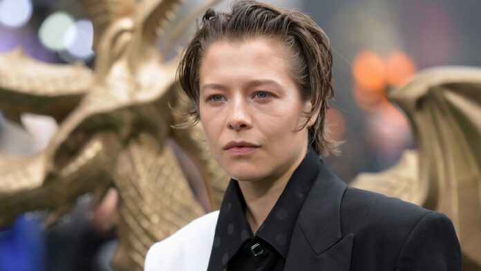 Emma D'Arcy celebridades actores que son no binarie