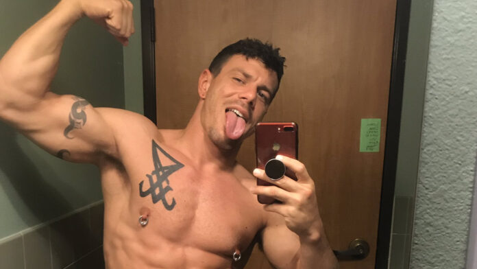 Jesse Santana actor de cine explícito sin playera fotos biografía pareja kyle 2024