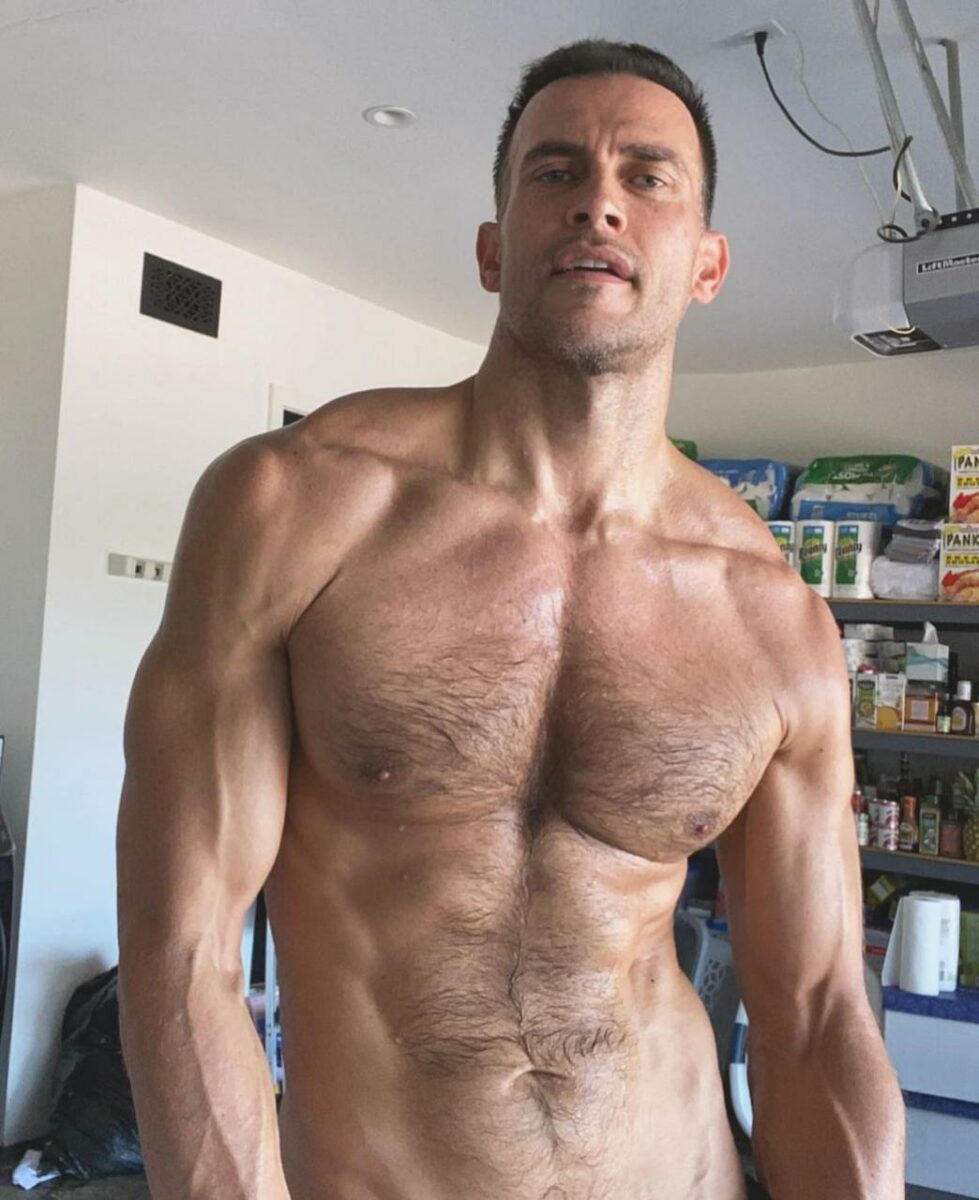 Cheyenne Jackson actor foto sin playera Instagram