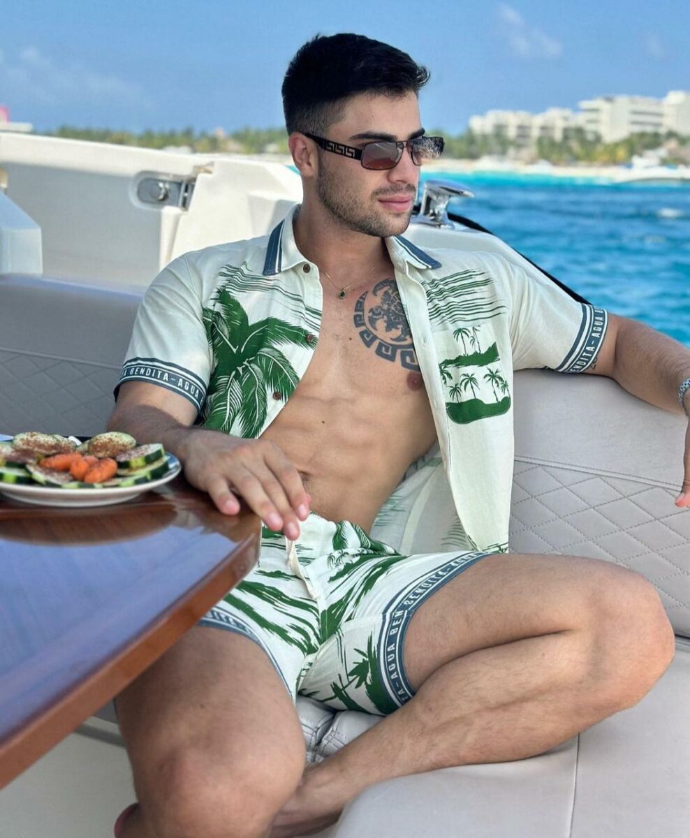 Daniel Montoya en yate con camisa abierta abdomen