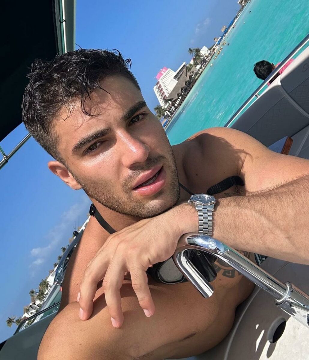 Actor de cine para adultos en playa mexicana